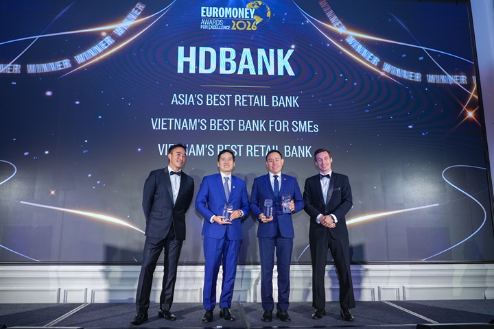 Đại diện HDBank nhận giải “Ngân hàng Bán lẻ tốt nhất châu Á” và 03 giải thưởng uy tín khác cho HDBank do  Euromoney vinh danh, tại tại Singapore ngày 10/9/2026. Nguồn ảnh HDBank