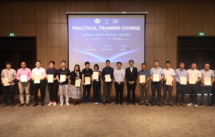 Các học viên nhận chứng nhận sau khi hoàn thành khóa đào tạo về các quy định ô tô từ JASIC.​ Nguồn ảnh VinFast