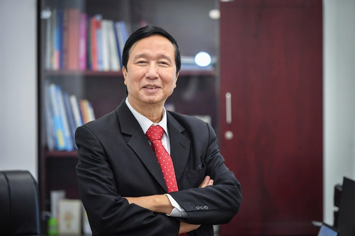 GS.TS.BS Nguyễn Thanh Liêm khẳng định lưu trữ tế bào gốc lúc cơ thể khỏe mạnh là thời điểm vàng để tạo dựng "ngân hàng sinh học" cho mỗi cá nhân. Nguồn ảnh Vinmec
