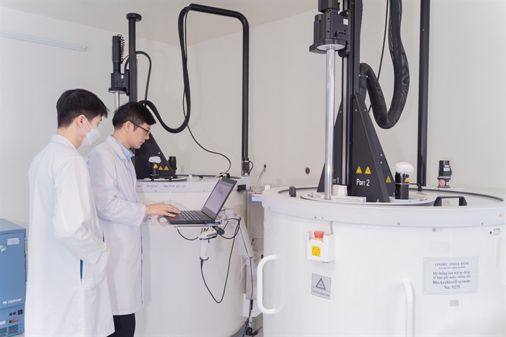 Hệ thống phòng sạch đạt chuẩn ISO 14644-1 và ngân hàng lưu trữ chuẩn quốc tế AABB tại Vinmec bảo toàn chất lượng mẫu tế bào qua nhiều thập kỷ.  Nguồn ảnh Vinmec