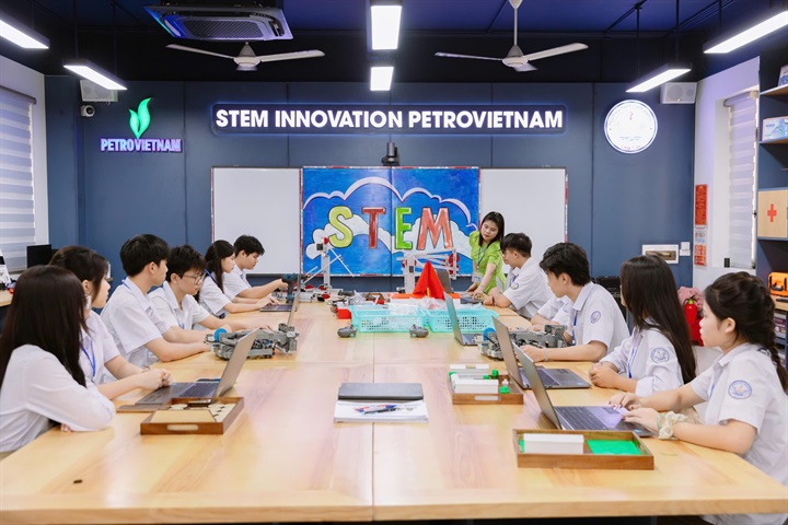 Không gian phòng Lab STEM tại trường THPT Cam Đường, Lào Cai được PETROVIETNAM đầu tư nhiều trang thiết bị hiện đại, đạt chuẩn quốc tế. Nguồn ảnh PETROVIETNAM