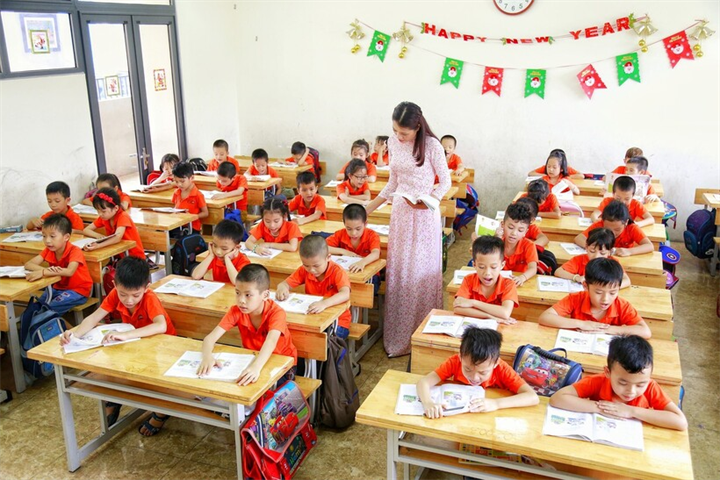 Bộ GD&ĐT đang tích cực hoàn thiện các văn bản pháp lý, đặc biệt là dự thảo Nghị định về tiền lương để từng bước tháo gỡ vướng mắc, bảo đảm chế độ đãi ngộ tốt nhất cho đội ngũ nhà giáo. Ảnh minh họa: Luật sư Việt Nam