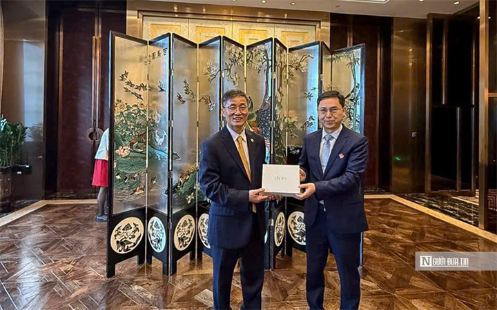 Ông Zhang Li Wei - Chủ nhiệm ủy ban chính pháp, Chủ tịch Hội Luật gia thành phố Thâm Quyến (Trung Quốc) trao quà lưu niệm cho Chủ tịch Hội Luật gia Việt Nam Nguyễn Khánh Ngọc.