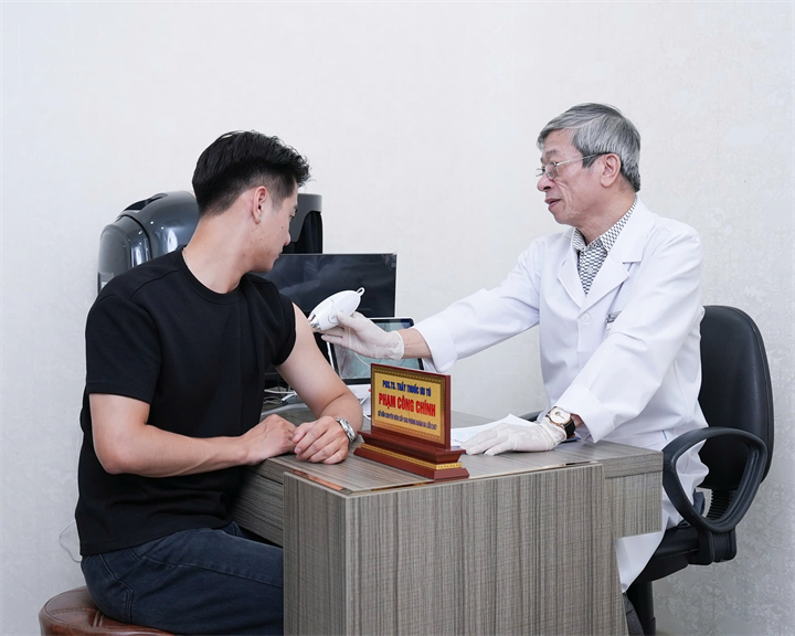 BS. Phạm Công Chính thăm khám và đánh giá tình trạng viêm nang lông cho người bệnh. Nguồn ảnh DNCC