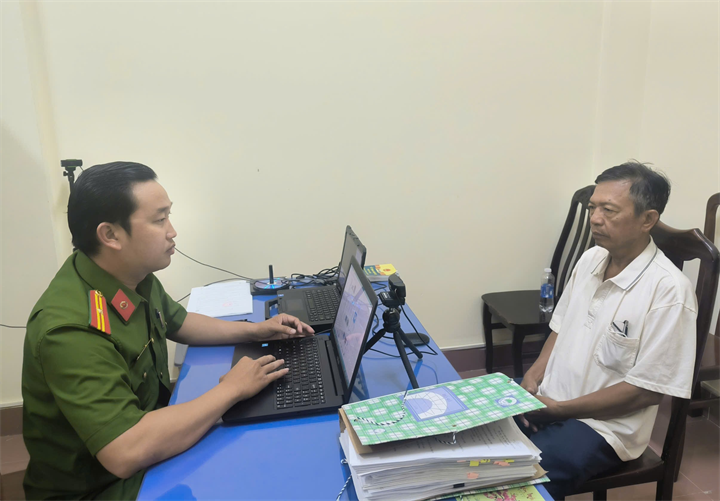 Đối tượng Trần Văn Ngân tại Cơ quan Công an. Ảnh: Cổng thông tin điện tử Công an tỉnh Vĩnh Long