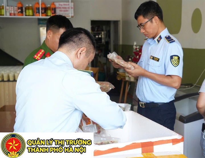 Đội Quản lý thị trường số 25 phối hợp Công an phường Chương mỹ kiểm tra cơ sở kinh doanh trên địa bàn. Nguồn ảnh QLTT