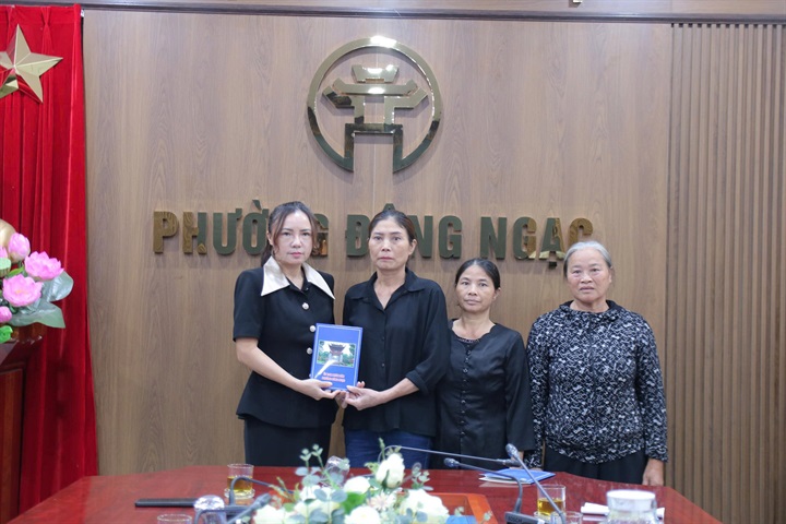Đoàn công tác trao kinh phí hỗ trợ của thành phố đến thân nhân của nạn nhân. Ảnh: Sở Y tế Hà Nội