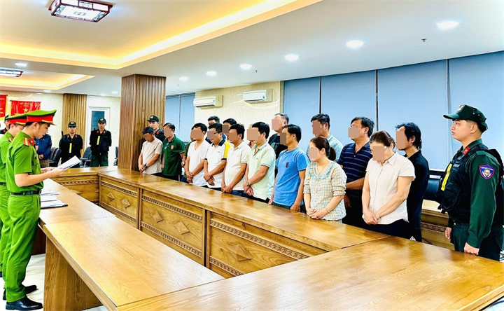 Cơ quan điều tra tống đạt các quyết định với nhóm đối tượng. Ảnh: Công an Đà Nẵng