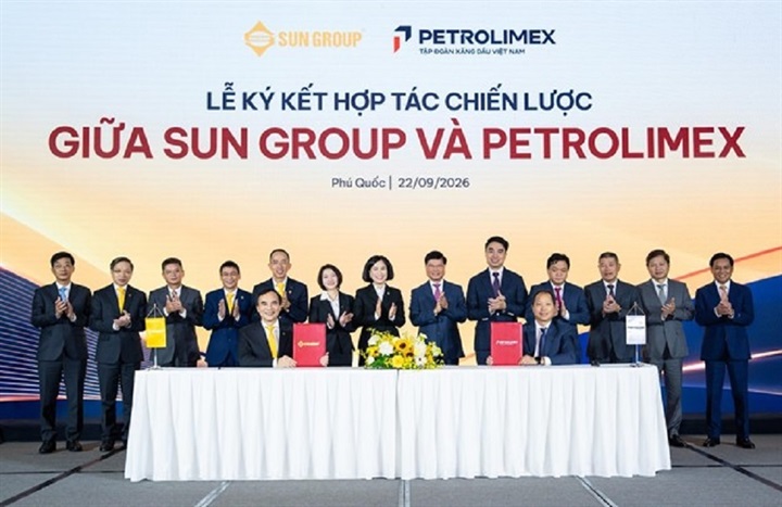 Ông Nguyễn Mạnh Quân – Phó Tổng Giám đốc Tập đoàn Sun Group và ông Nguyễn Quang Dũng – Phó Tổng Giám đốc Petrolimex ký kết Thỏa thuận hợp tác chiến lược giữa hai Tập đoàn