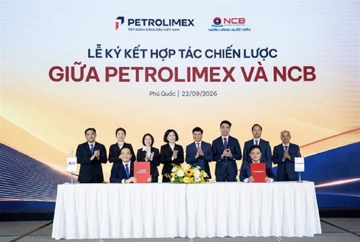 Ông Nguyễn Mạnh Quân – Phó Tổng Giám đốc Tập đoàn Sun Group và ông Nguyễn Quang Dũng – Phó Tổng Giám đốc Petrolimex ký kết Thỏa thuận hợp tác chiến lược giữa hai Tập đoàn