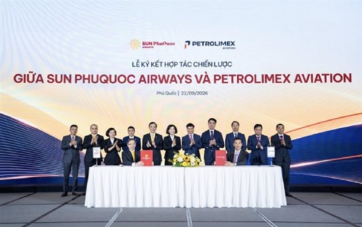 Ông Trương Việt Cường - PTGĐ Sun PhuQuoc Airways và ông Lương Hồ Anh - PTGĐ Petrolimex Aviation ký kết Biên bản ghi nhớ mở rộng hợp tác về cung ứng nhiên liệu hàng không và phát triển hạ tầng nhiên liệu tại các cảng hàng không