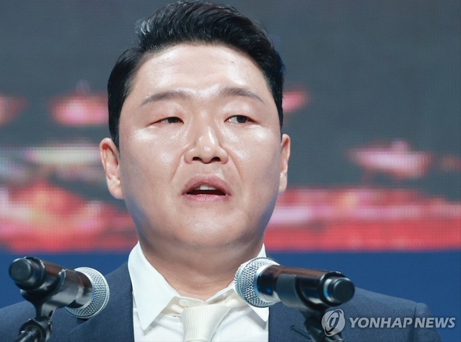 Phía PSY thừa nhận quản lý từng đến bệnh viện lấy thuốc hộ nhưng khẳng định nam ca sĩ sử dụng thuốc theo chỉ định của bác sĩ để điều trị chứng rối loạn giấc ngủẢnh: Yonhap News