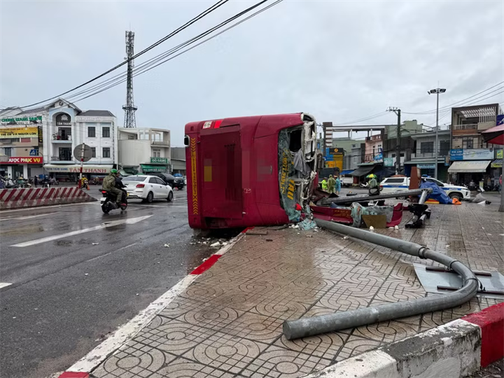 Hiện trường vụ lật xe khách giường nằm ở Gia Lai, 2 người tử vong, nhiều người bị thương - 1