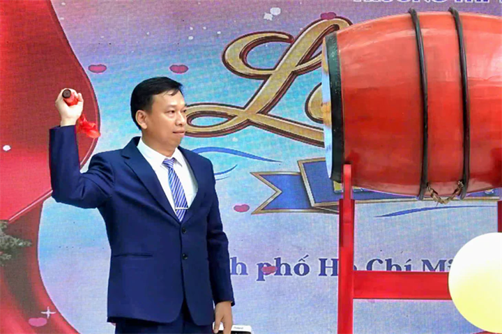 Thầy Đỗ Đình Đảo, Hiệu trưởng Trường THPT Nguyễn Hữu Thọ. Ảnh: Fanpage nhà trường
