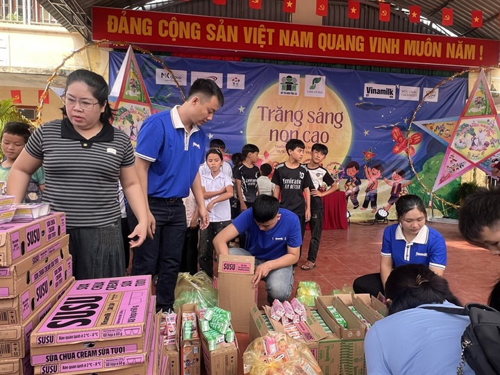 Vinamilk đồng hành cùng Bộ Chỉ huy Quân sự tỉnh Tây Ninh góp thêm niềm vui ngày Tết thiếu nhi cho trẻ em địa phương (Ảnh: Minh Anh).
