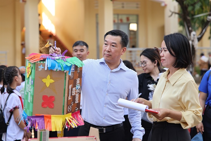 Ông Đỗ Thanh Tuấn - Giám đốc Đối ngoại Vinamilk - tham gia và trao quà cho các em học sinh trong ngày hội Trung thu tại Ea Rốk (Ảnh: Nguyễn Hoàng).
