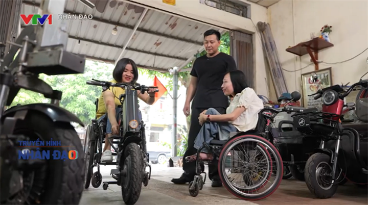 Chị Nga trao đi cơ hội để nhiều người tự tin lao động, tự lập và hòa nhập với cuộc sống (Ảnh: BTC).