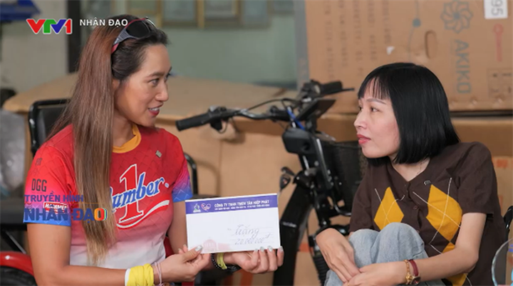 Đại diện Tập đoàn Tân Hiệp Phát đồng hành cùng chương trình “Nối trọn yêu thương” (Ảnh: BTC).