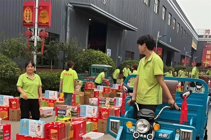 Nhân viên chất quà Trung thu lên xe ba bánh thu hút sự chú ý. Ảnh: QQ