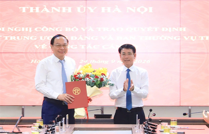 Phó Bí thư Thường trực Thành ủy Hà Nội Nguyễn Trọng Đông trao Quyết định của Ban Bí thư Trung ương Đảng về công tác cán bộ cho ông Lê Công Thành (Ảnh: Quang Thái).