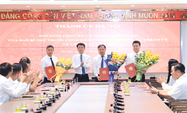 Phó Bí thư Thường trực Thành ủy Hà Nội Nguyễn Trọng Đông trao Quyết định về công tác cán bộ cho các cán bộ nhận nhiệm vụ mới tại các xã Hát Môn, Quốc Oai, Kiều Phú (Ảnh: Quang Thái).