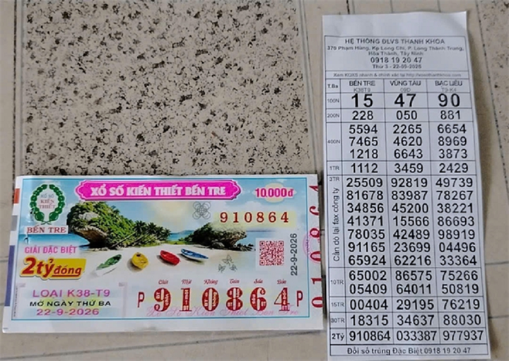 Tờ vé số trúng độc đắc xổ số miền Nam ngày 22 tháng 9 được đại lý vé số Thanh Khoa đổi thưởng. ẢNH: NVCC