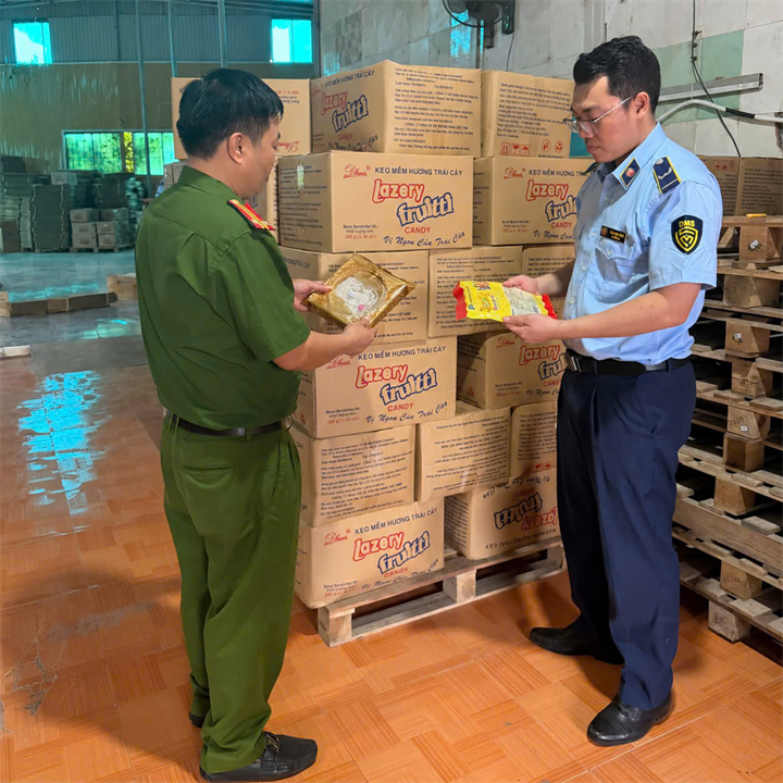 Lực lượng chức năng tiến hành kiểm tra thực tế sản phẩm. Ảnh: Công an tỉnh Hưng Yên