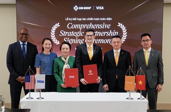 Đại điện lãnh đạo hai bên Visa và Sun Group chụp ảnh lưu niệm nhân dịp trao văn kiện hợp tác. Nguồn ảnh Sun Group