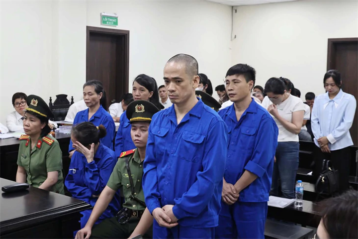 Bị cáo Trần Thế Mạnh (đứng trước) cùng các bị cáo tại phiên tòa. Ảnh: Tuổi Trẻ