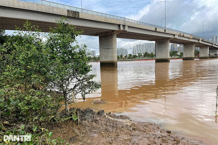 Thi thể nam thanh niên được phát hiện tại khu vực bờ kè sông Đồng Nai, đoạn qua phường Long Bình (Ảnh: Hoàng Hướng)/Dân Trí