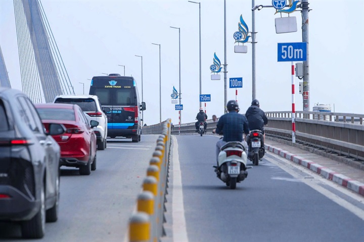 Hệ thống biển báo xác định khoảng cách trên cầu Nhật Tân.