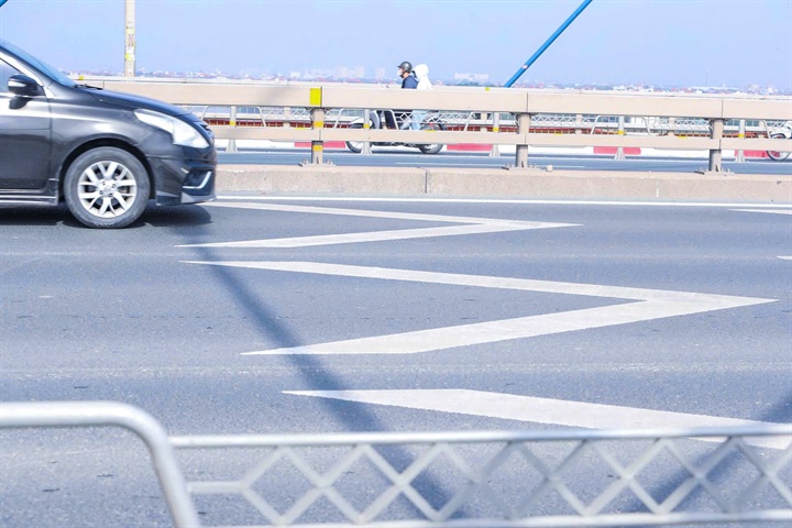 Vạch sơn xác định khoảng cách trên đường.
