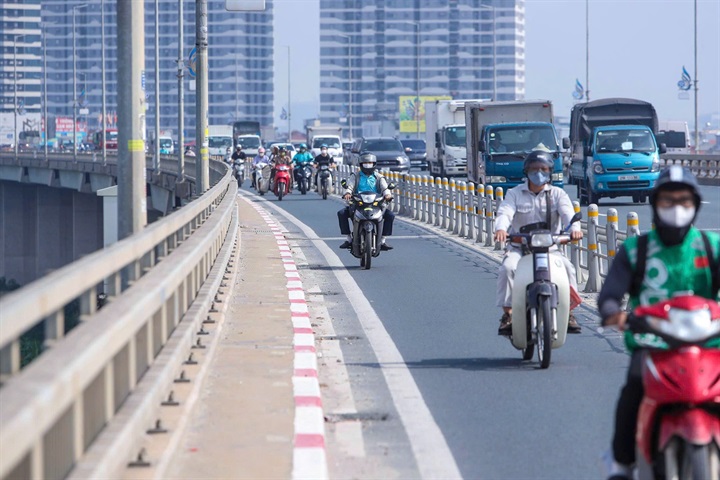 Các phương tiện di chuyển trên làn đường được phân định.