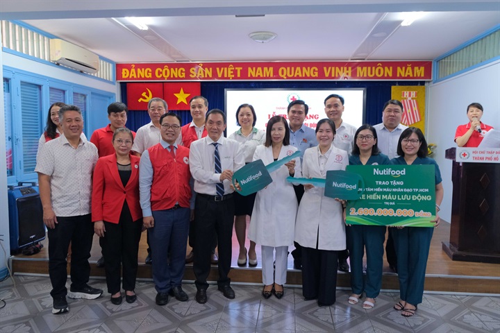 Lãnh đạo Nutifood đại diện trao món quà ý nghĩa đến Trung tâm Hiến máu Nhân đạo TP. HCM. Nguồn ảnh Nutifood