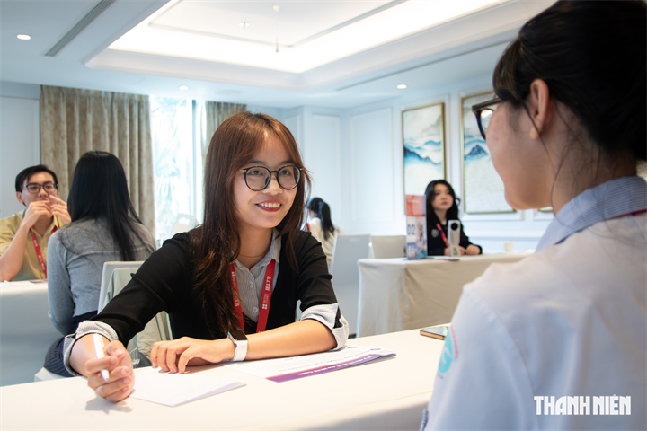 Thí sinh trao đổi với người đạt điểm IELTS cao tại một sự kiện diễn ra hồi tháng 3/2026. Ảnh: Ngọc Long/Thanh niên
