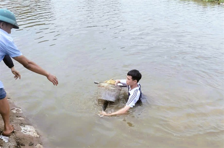 Nam sinh lớp 11 thời điểm nhảy xuống dòng kênh cứu hai em nhỏ. Ảnh: Tuổi Trẻ