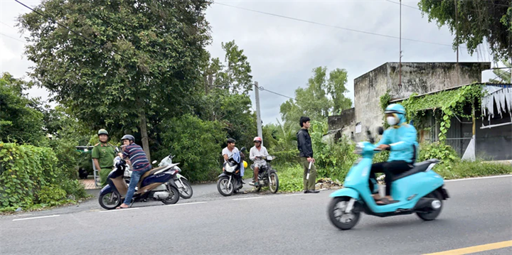 Lực lượng chức năng phong tỏa khu vực xảy ra án mạng trên đường Hồ Văn Tắng. Ảnh: Minh Hòa/Tuổi Trẻ