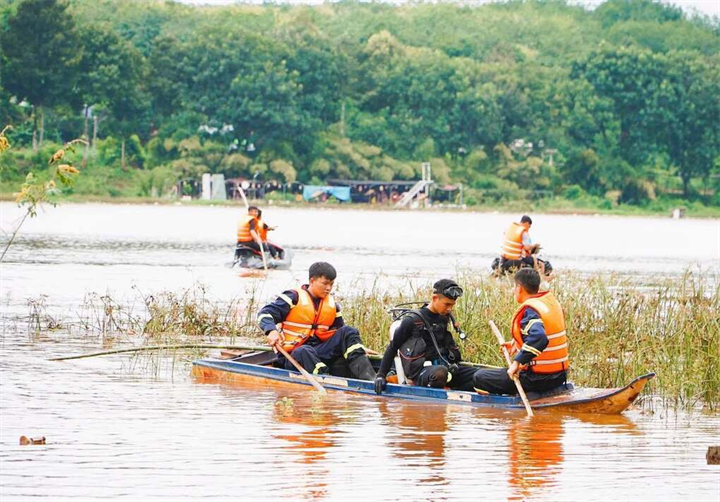 Lực lượng triển khai công tác cứu hộ cứu nạn, tìm kiếm nạn nhân ngày 23/9. Ảnh: Thái Hà/VnExpress