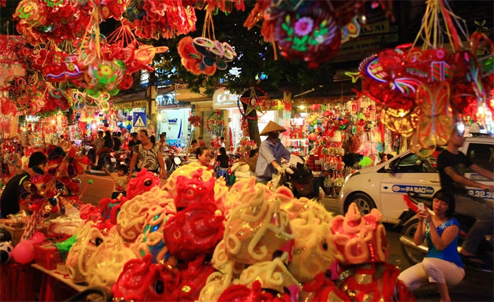Nhắc đến Trung thu Hà Nội, địa điểm đầu tiên mọi người nghĩ tới chắc chắn là phố Hàng Mã. Ảnh: Thương gia