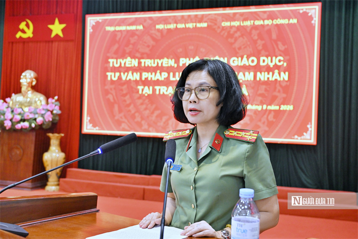 Đại tá Lê Thị Hồng Thương nhấn mạnh việc trang bị kiến thức pháp luật cho phạm nhân là rất quan trọng, giúp họ chuẩn bị hành trang để tái hòa nhập cộng đồng sau khi chấp hành xong án phạt tù.