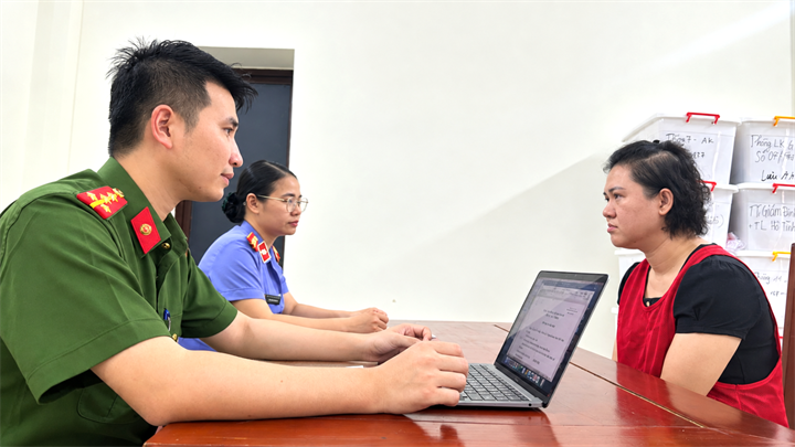 Đối tượng Nguyễn Thanh Phương Tuyền tại cơ quan công an. Ảnh: Công an tỉnh Thanh Hóa