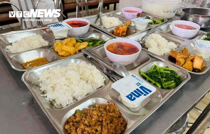 Bữa ăn bán trú tại một trường công ở TP.HCM. Ảnh minh hoạ: VTC News