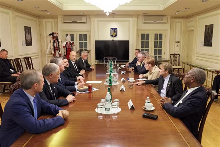 Tổng thống Volodymyr Zelensky gặp các nghị sĩ Mỹ ở New York ngày 24/9/2026. Ảnh: Zelensky/X