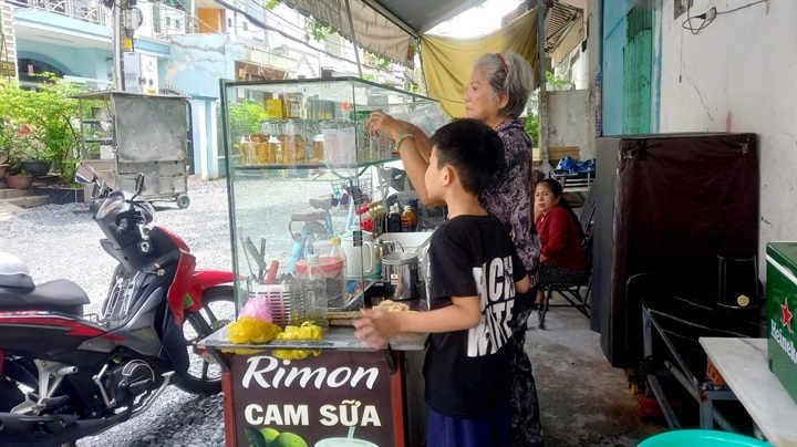 Ba chị em Thảo, Xuân, Hiếu dần lớn lên bên ông bà và đã biết tự lo việc học, phụ giúp gia đình. Nguồn ảnh DNCC