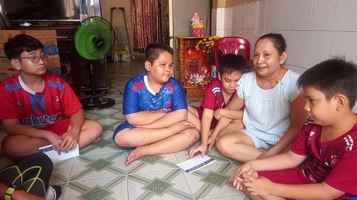 Một mình lo cho bốn con, chị Sa Ren luôn canh cánh nỗi lo khi các con càng lớn, chi phí học tập và sinh hoạt càng nhiều. Nguồn ảnh DNCC