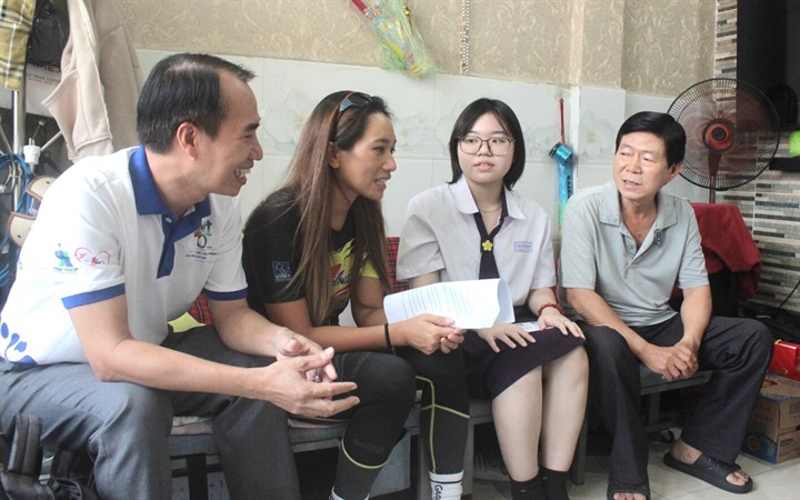 Phương Hy không còn ngại ngùng trước những người từng xa lạ. Năm năm đồng hành đã biến những cuộc gặp thành tình thân. Nguồn ảnh DNCC