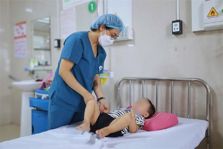 Cháu bé được các bác sĩ chăm sóc tại bệnh viện sau khi cấp cứu vì ăn lá cây lộc mại. Ảnh: Bệnh viện Sản Nhi Ninh Bình