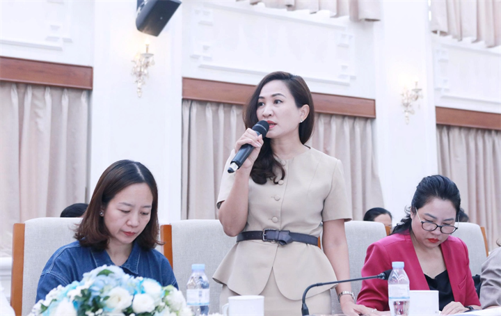 Bà Chu Thị Kim Chung, Phó Hiệu trưởng Trường THPT Đoàn Thị Điểm, nêu ý kiến tại hội thảo. Ảnh: Moet
