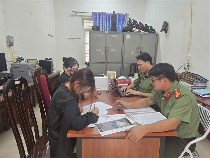 Công an xã Chí Đám làm việc với N.T.H. Ảnh: Công an Phú Thọ