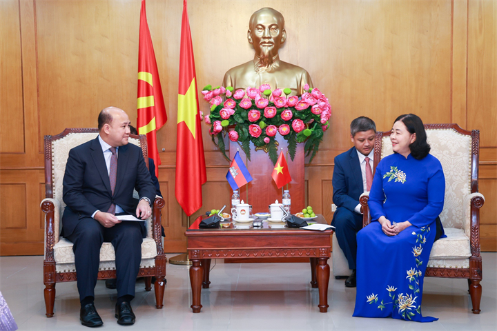 Bà Bùi Thị Minh Hoài - Ủy viên Bộ Chính trị, Bí thư Trung ương Đảng, Bí thư Đảng ủy MTTQ, các đoàn thể Trung ương, Chủ tịch Ủy ban Trung ương MTTQ Việt Nam trao đổi với ông Hun Many, Phó Thủ tướng Chính phủ, Bộ trưởng Bộ Dịch vụ công, Chủ tịch Hội Liên hiệp thanh niên Campuchia (Ảnh: Quang Vinh).